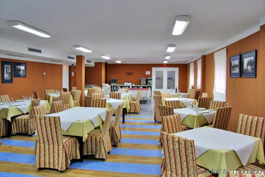 Ahc Hoteles Caces Restoran fotoğraf