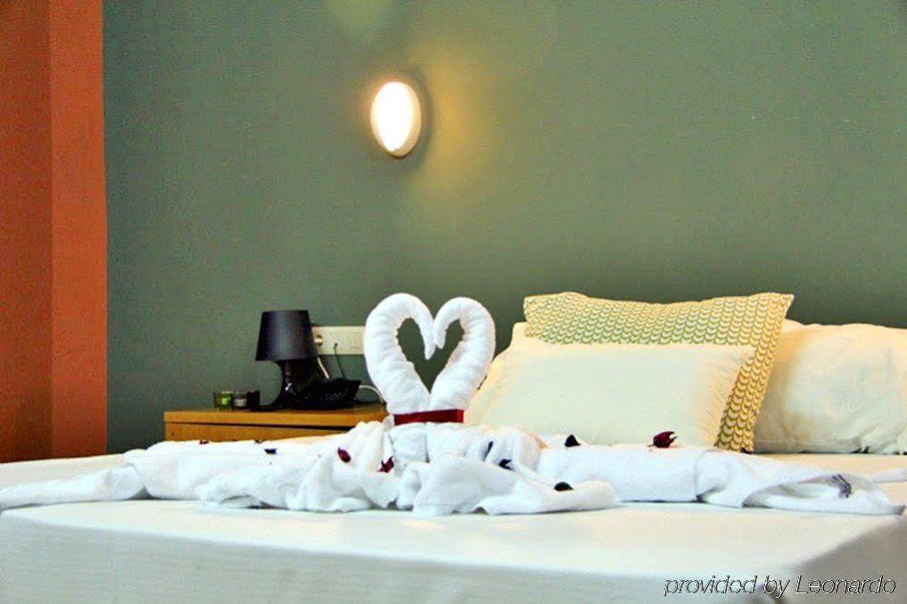 Ahc Hoteles Caces Oda fotoğraf